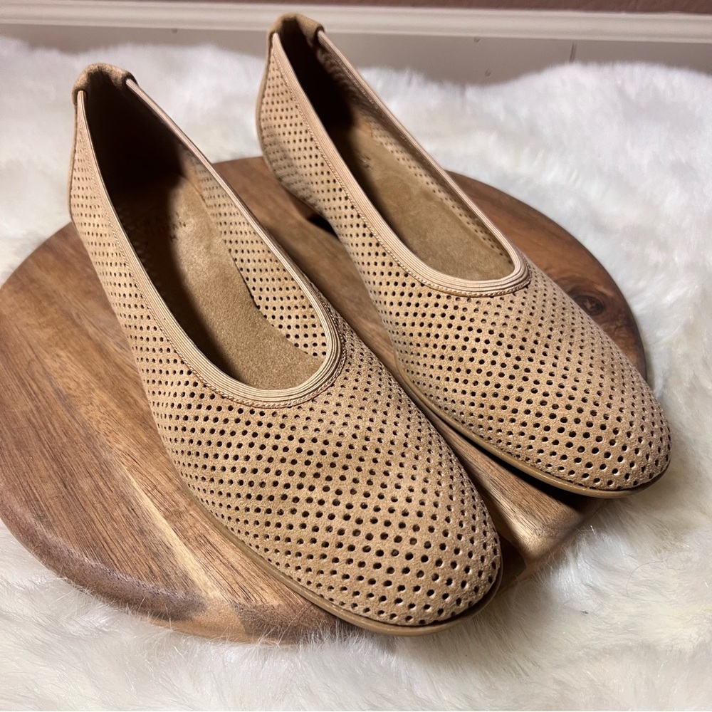Stuart Weitzman Suede Tan Perforated Kitten Heels Size 7
